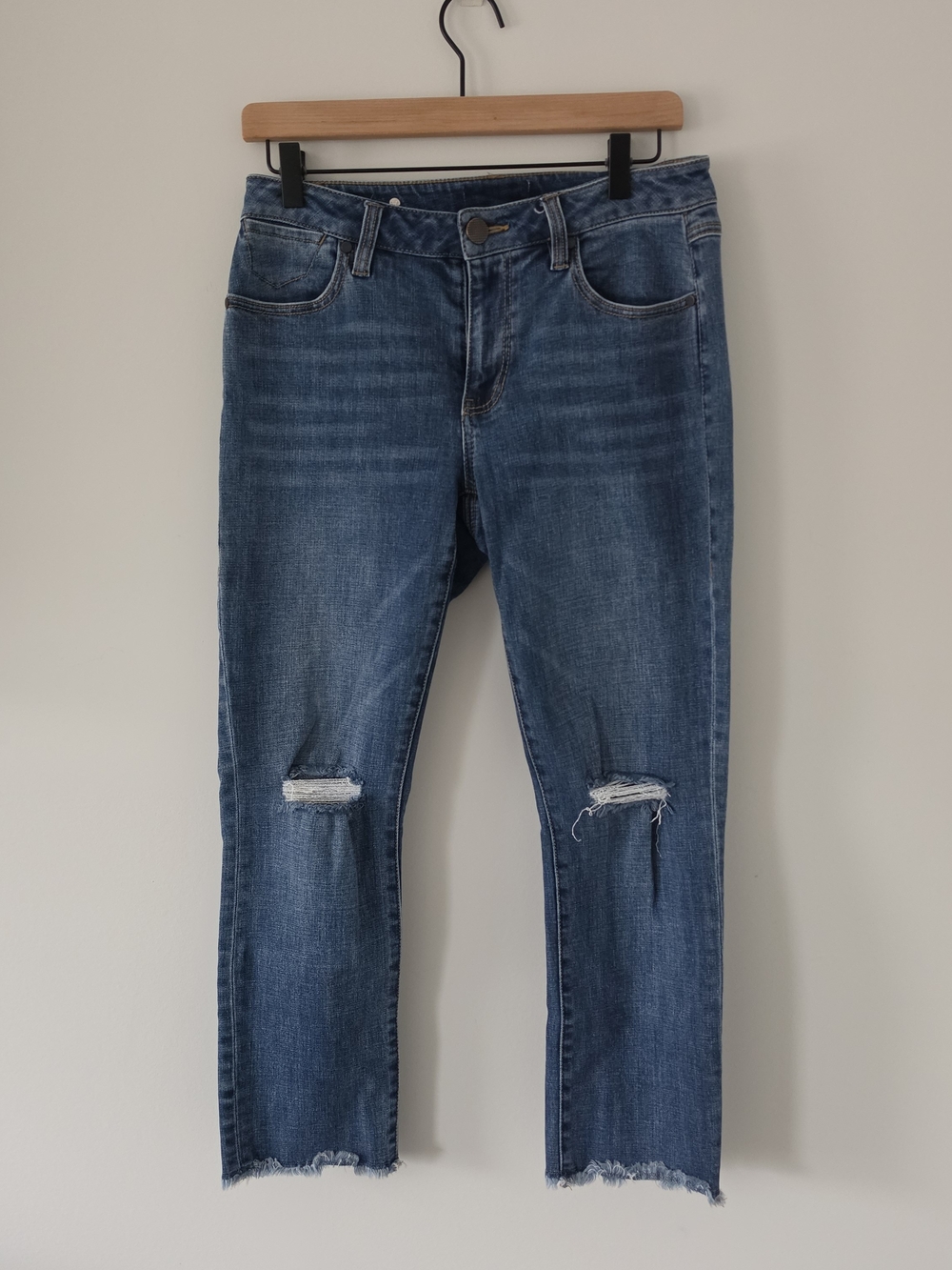 Cabi Distressed Straight Crop Jeans Medium Wash Ripped Knee Frayed Hem Size 4